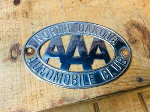 lot 61 image: Vintage Metal AAA - North Dakota Automobile Club Badge