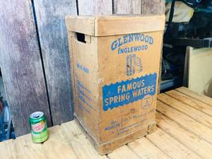lot 70 image: Vintage Glenwood Inglewood Advertiser Cardboard Case