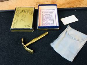 lot 104 image: Vintage Curvfit Womens Razor - in Box