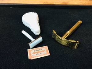 lot 108 image: Vintage Curvfit & Kewtie Womens Razors