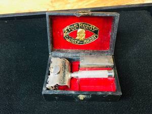 lot 109 image: Vintage Ever-Ready Safety Razor in Box