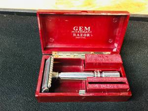 lot 110 image: Vintage GEM Micromatic Razor in Box