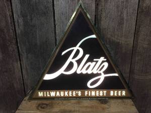 lot 133 image: Vintage Blatz Milwaukee Finest Beer Triangle Light