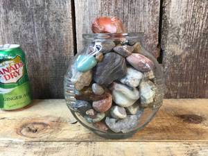 lot 140 image: Group Agates - Rocks - Minerals