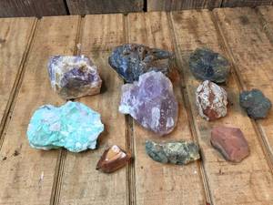 lot 141 image: Group Desirable Rocks - Minerals - Amethyst - Green