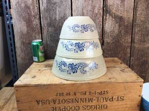 lot 154 image: Pyrex Homestead Nesting Bowls