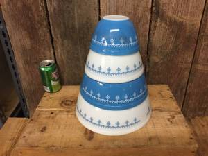 lot 155 image: Pyrex 4pc Snowflake Blue-White Nesting Bowls
