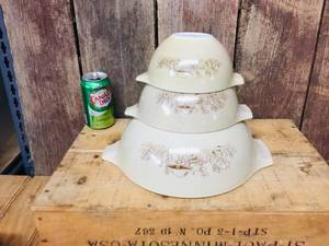 lot 169 image: 3 Pyrex Forest Fancies Mushroom Bowl Set