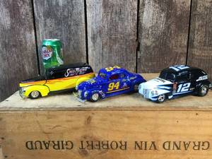 lot 197 image: 3 Collector Die Case Cars - Racing Champions - Hot Wheels