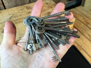 lot 251 image: 21 Vintage Skeleton Keys