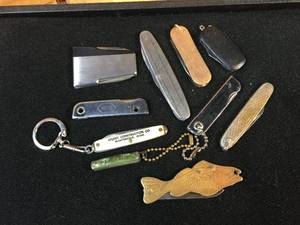 lot 263 image: 9 Collector Pocket Knives
