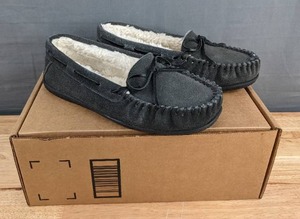 lot 140A image: New Minnetonka Womens Size 9 Cally Slippers - Grey N