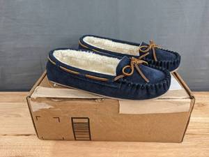 lot 143A image: Womens Cally Minnetonka Moccasin Size 9 N