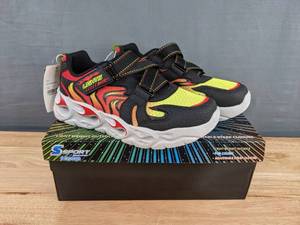 lot 37 image: NEW Sport by Sketchers Boys Red Light Up Merrit Shoes, Size 4 K