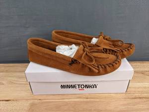 lot 111A image: Minnetonka Size 8 Womens Shoes - Brown  N