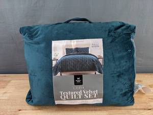 lot 53 image: Members Mark Textured Velvet Quilt  - Turquoise   X