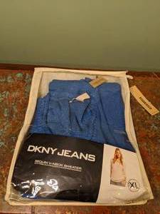 lot 484 image: New DKNY Jeans XL Sequin V-Neck Sweater P
