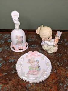 lot 483 image: Adorable 2001 Precious Moments Plate-Bell-Statue P