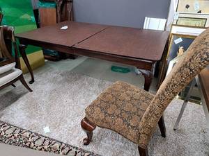 lot 761 image: Stickley Colonial Williamsburg Wood Dining Table Set - Table, (8) Padded Side Chairs, (3) Leaves, Protective Table Pads