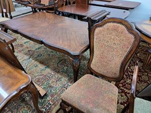 lot 766 image: Pulaski Wood Dining Table Set - Table, (8) Side Chairs, (2) Leaves