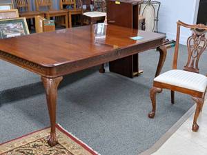 lot 769 image: Pennsylvania House Wood Dining Table Set - Table, (6) Side Chairs, (2) Leaves