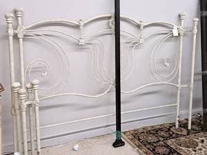 lot 792 image: King Size Metal Bed Frame