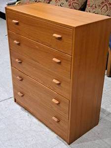 lot 814 image: Wood Dresser 5-drawer