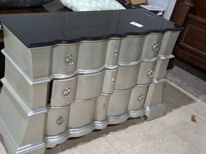 lot 813 image: Dresser 3-drawer