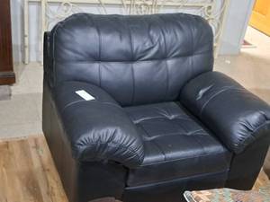 lot 815 image: Leather Living Room Arm Chair