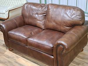 lot 818 image: Leather Love Seat