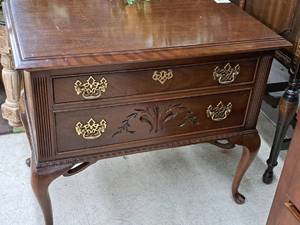 lot 853 image: Vintage Thomasville Wood Night Stand 2-drawer