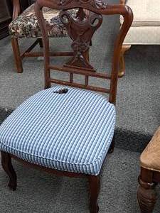 lot 866 image: Padded Wood Wheeled Dining Side Chair