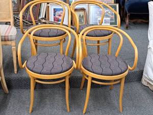 lot 871 image: Lot of (4) Wicker Chairs