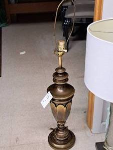 lot 909 image: Vintage Brass Base Table Lamp