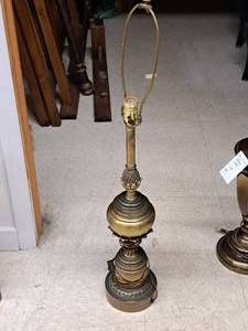 lot 910 image: Vintage Brass Base Table Lamp