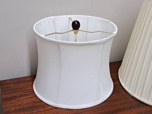 lot 922 image: Hourglass Lamp Shade 10x12 with Topper