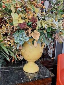 lot 1008 image: Urn 19 with Flowers
