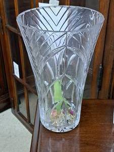 lot 1028 image: Glass Flower Vase 11