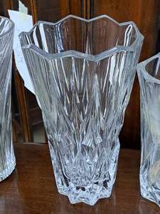 lot 1029 image: Glass Flower Vase 11