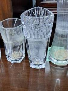 lot 1031 image: Triangle Glass Vase 12