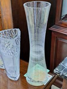 lot 1032 image: Glass Vase 18