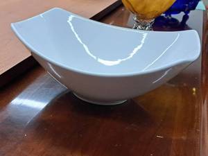 lot 1035 image: Overandback On The Side Porcelain Serving Bowl