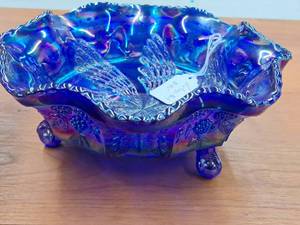 lot 1037 image: Vintage 8-12 Blue Carnival Glass Decorative Bowl