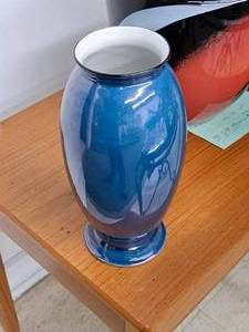 lot 1050 image: Table Vase 9
