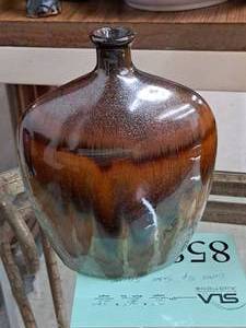 lot 1052 image: Flower Vase 8
