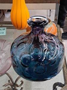 lot 1055 image: Flower Vase 10