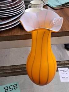 lot 1053 image: Tulip Glass Table Vase 12