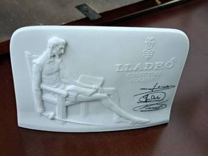 lot 1068 image: Liadro Collectors Society Ceramic Plaque