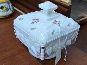 lot 1074 image: Candy Dish with Lid