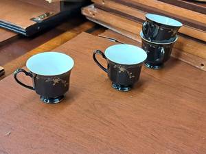 lot 1081 image: Lot of (4) Mikasa Formal Facets - Velvet Rose Cups 3